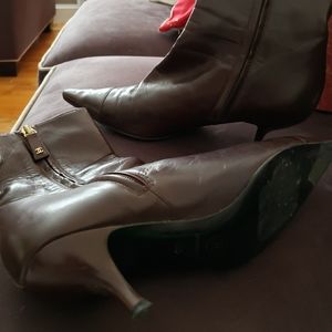 Chanel boots Brown size 7.5 in good condition. There is a nick on the left heel.